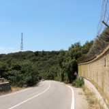 Dopo 5 km ci troviamo alle pendici di un�altura che presenta tra la folta vegetazione un�alta antenna militare, probabilmente l�impianto di telecomunicazione di Martina Franca di propriet� dell�Aeronautica militare